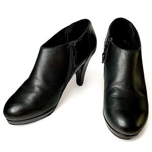 🖤CYNTHIA ROWLEY🖤 “LOVEBIRD” LEATHER SIDE ZIP 3.5” HEEL ANKLE BOOTS EUC▪️